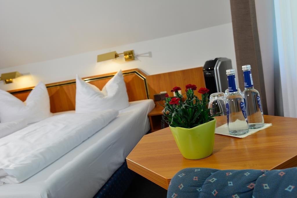 Hotel Sonnenhof Pleinfeld Exteriör bild